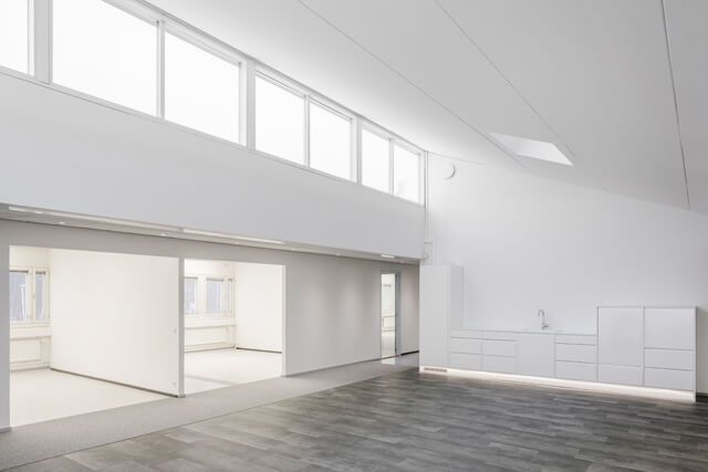 Vapaana modernia ja valoisaa toimistotilaa ylimmässä kerroksessa Konalasta