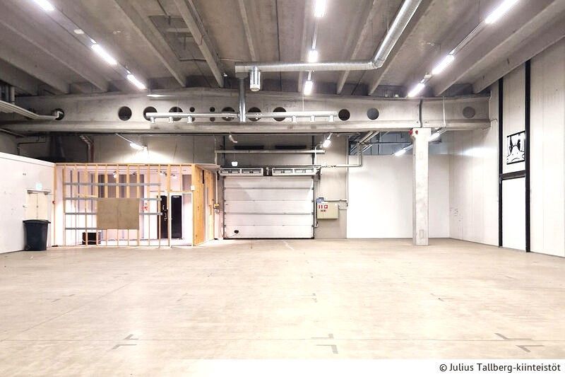 Vuokrataan katutason sisään ajettava 429m2 varastotila Vantaanportin Retail Parkista. Tilasta löytyy  katettu lastaus ma...