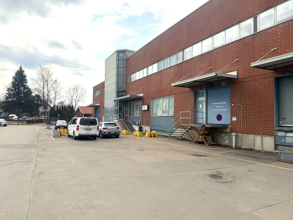 Vuokrataan monikäyttöistä tilaa näkyvältä sijainnilta Tuusulanväylän varrelta. Tila koostuu kahdesta isommasta huoneesta...