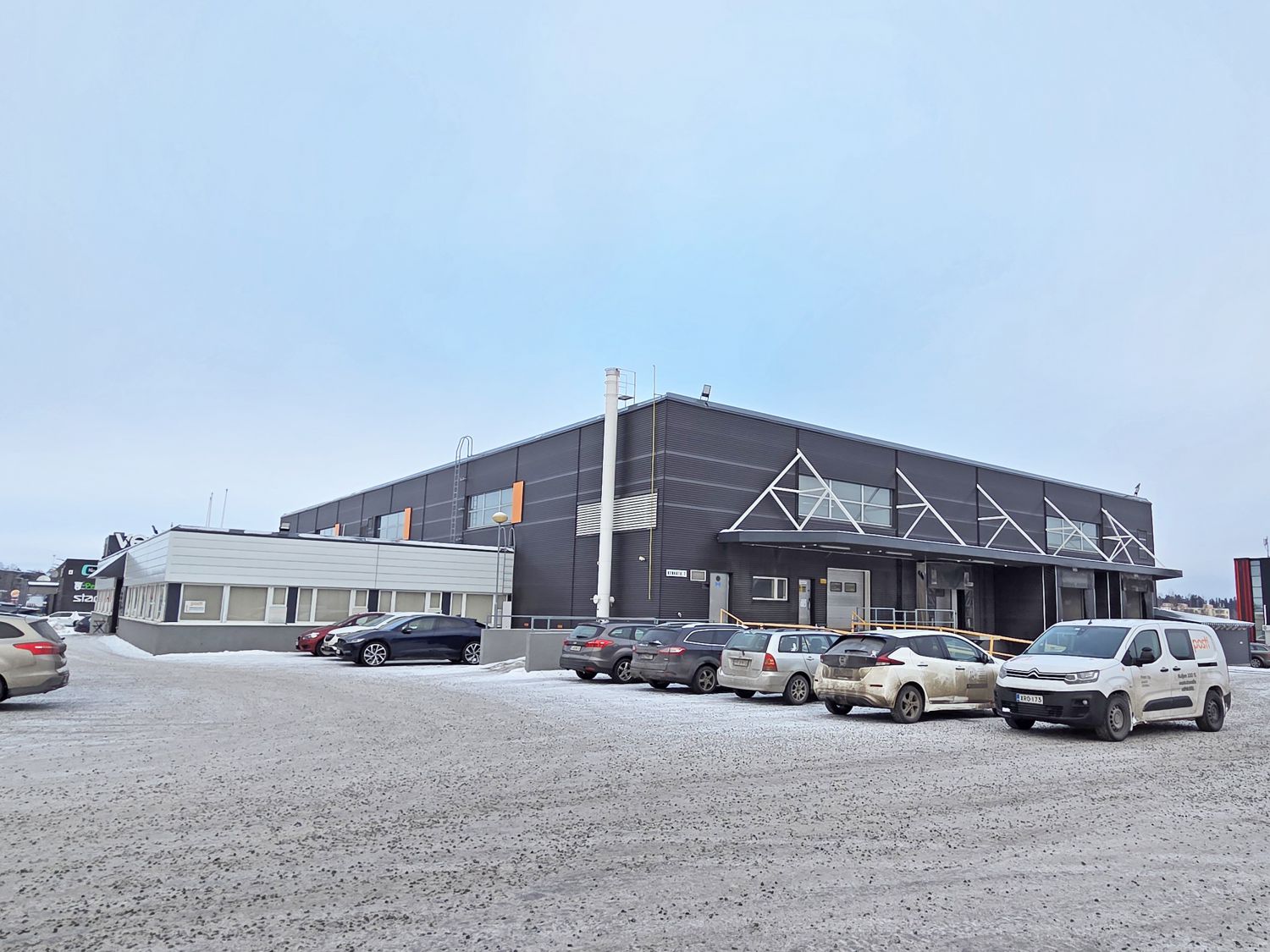 Vuokrataan varastokiinteistö Pirkkalan Partolasta.Lastauslaituri ja sisäänajoluista. Lastaustaskut 3 kpl.Tilava piha-alue, jossa mahdollista liikennöidä raskaalla kalustolla.Kysy lisää ja sovi näyttö! Sami SarasteMyyntipäällikkö, LKVsami.saraste@catella.fi050 3014 455Tilanhakijalle palv...