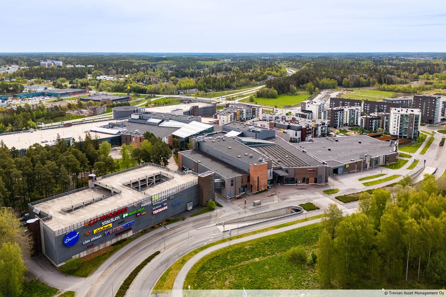 Vuokrataan moderni ja siisti 2. kerroksen liiketila Kauppakeskus Skanssissa. Tila on toiminut aiemmin kauneushoitolana, ja jokaisessa huoneessa on oma vesipiste. Lis&auml;ksi kahdessa huoneessa omat wc-tilat. Sijainti vilkkaassa kauppakeskuksessa takaa erinomaisen n&auml;kyvyyden sek&auml; jatkuvan ...