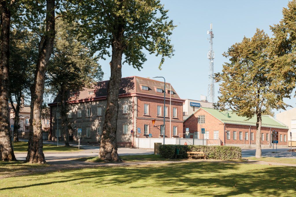 Senaatti-kiinteistöt myy kiinteistön 434-2-202-13 ja sillä sijaitsevat Loviisan virastotalon sekä virastotalon autotalli...