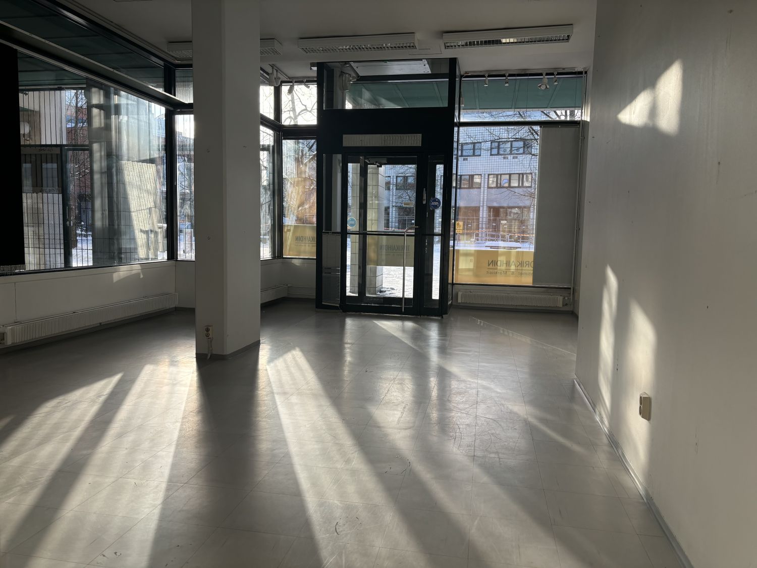 Vuokralle tarjotaan siistikuntoinen ja moneen käyttöön soveltuva näppärä 43,5 m²  liiketila hyvällä sijainnilla kauppake...