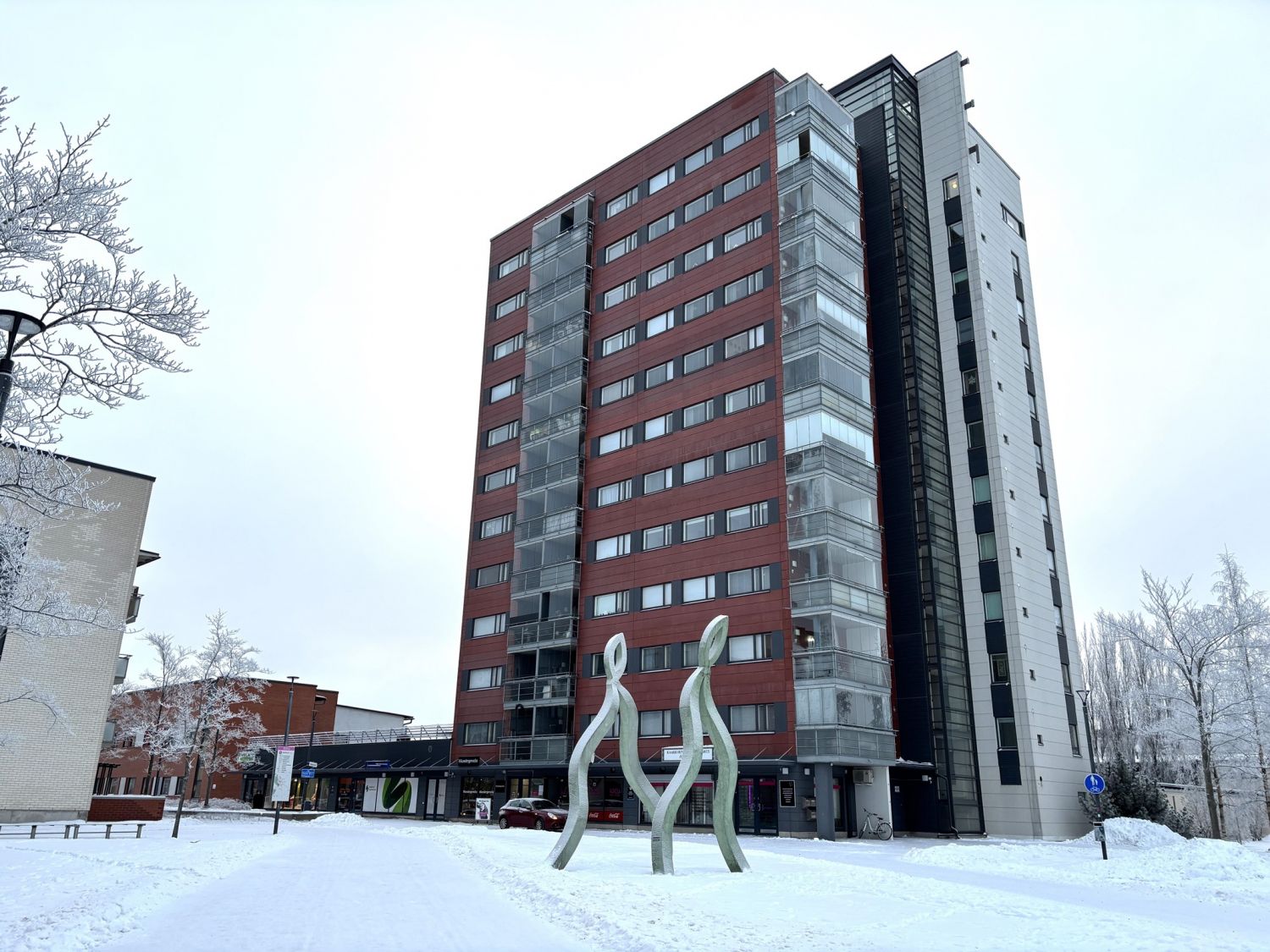 Myydään vuonna 2004 valmistuneesta rakennuksesta katutason liiketila. Tämä liiketila sijaitsee loistavalla paikalla Kaakkurin Citymarketin välittömässä läheisyydessä. Alueella toimii usean eri toimialojen yrityksiä. Liiketila koostuu kolmesta työhuoneesta, aulasta sekä wc:stä ja taukotilasta. Työh...