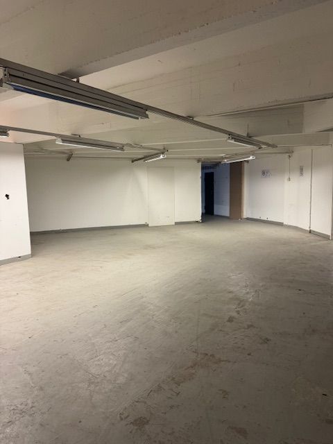 Vuokrattavana 623 m² katutason toimisto-/tuotantotila, joka soveltuu erinomaisesti kevyeseen tuotantoon, työtilaksi tai toimiston ja työskentelytilan yhdistelmään. Tilassa on avointa, mukana erillisiä huoneita sekä tauko-/toimistotilat keittiövarustuksella. Runsaat ikkunat tuovat luonnonvaloa tilaan...