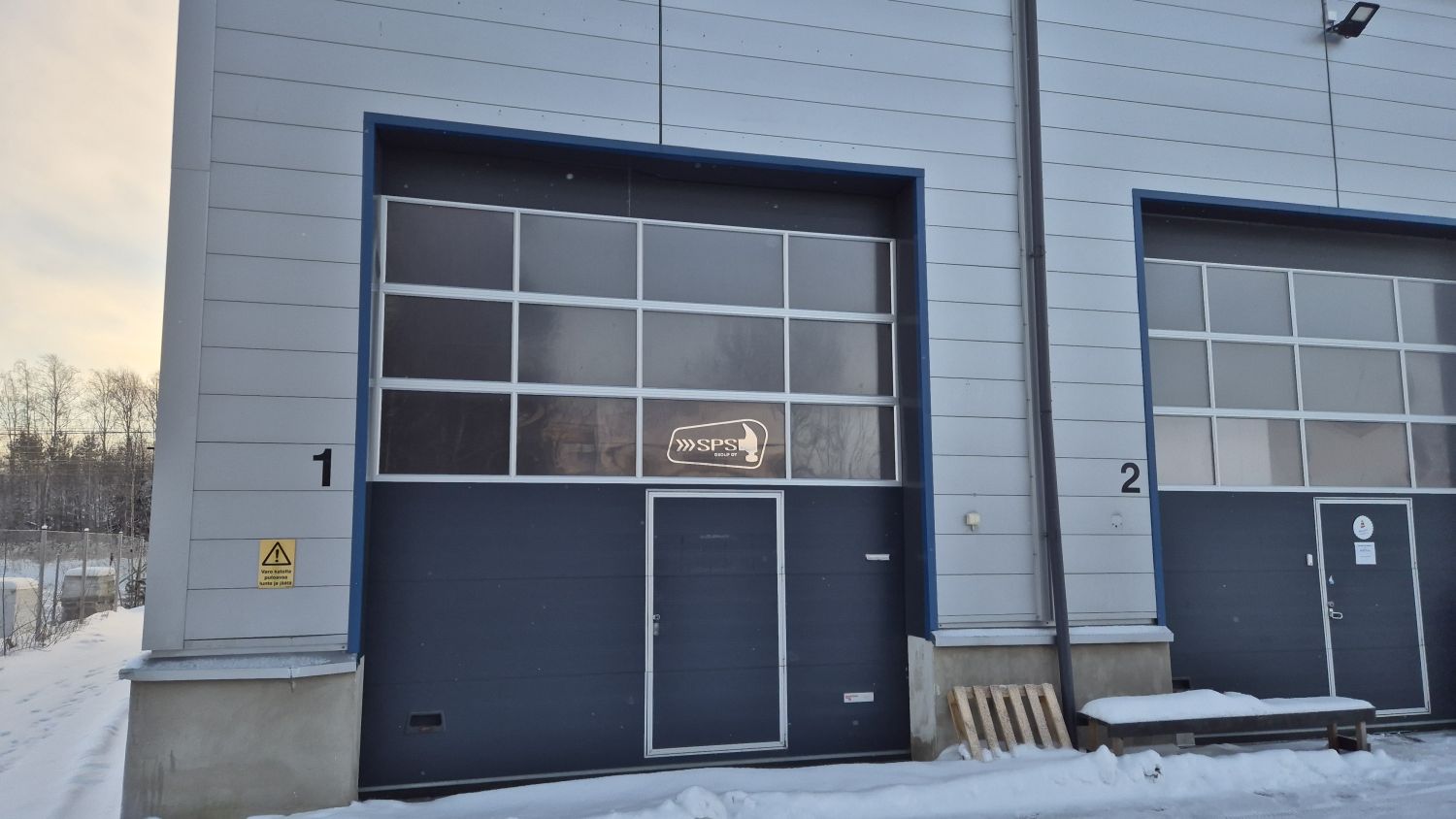 Kuorma-autolla sisään, 6m. korkeata tilaa. Öljynerotuskaivo, toimistotila väliseinän takana. Valokuitu. Minikeittiö, wc/...