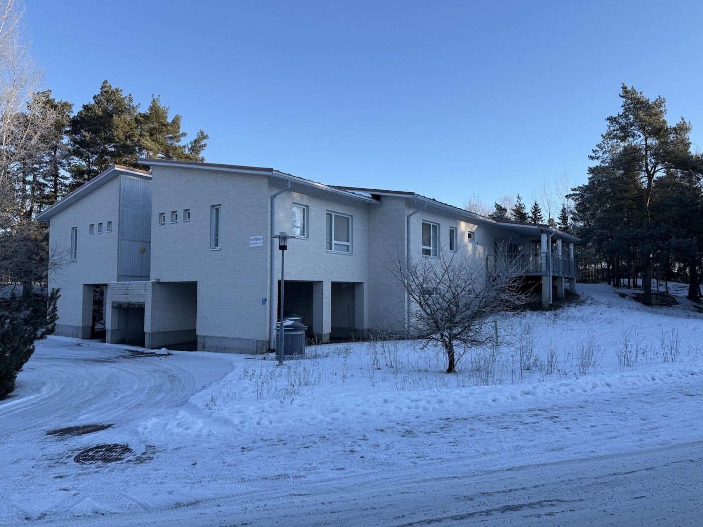 Turun Hirvensalon luonnonkauniissa metsä- ja merimaisemissa, osoitteessa Suvilinnankatu 10, on vapautumassa kiinteistö hoiva- tai asumispalvelukäyttöön. Rauhallisella paikalla sijaitseva, vuonna 1997 valmistunut rakennus tarjoaa yhteensä noin 900 m² toiminnallista tilaa, joka on aiemmin palvellut in...