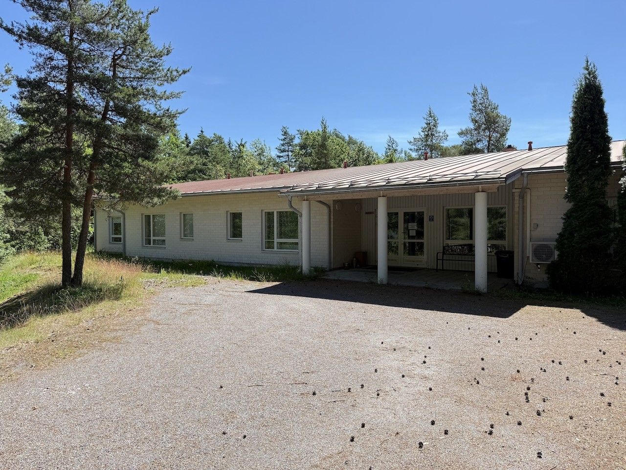 Turun Hirvensalon luonnonkauniissa metsä- ja merimaisemissa, osoitteessa Suvilinnankatu 10, on vapautumassa kiinteistö hoiva- tai asumispalvelukäyttöön. Rauhallisella paikalla sijaitseva, vuonna 1997 valmistunut rakennus tarjoaa yhteensä noin 900 m² toiminnallista tilaa, joka on aiemmin palvellut in...