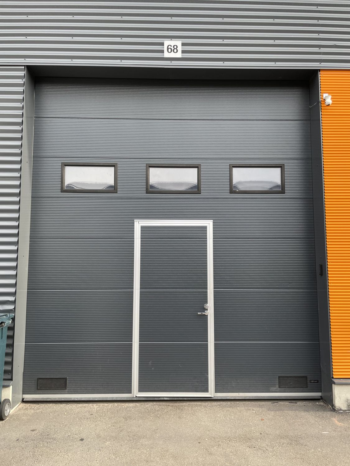 Sähköinen nosto-ovi ulkoa