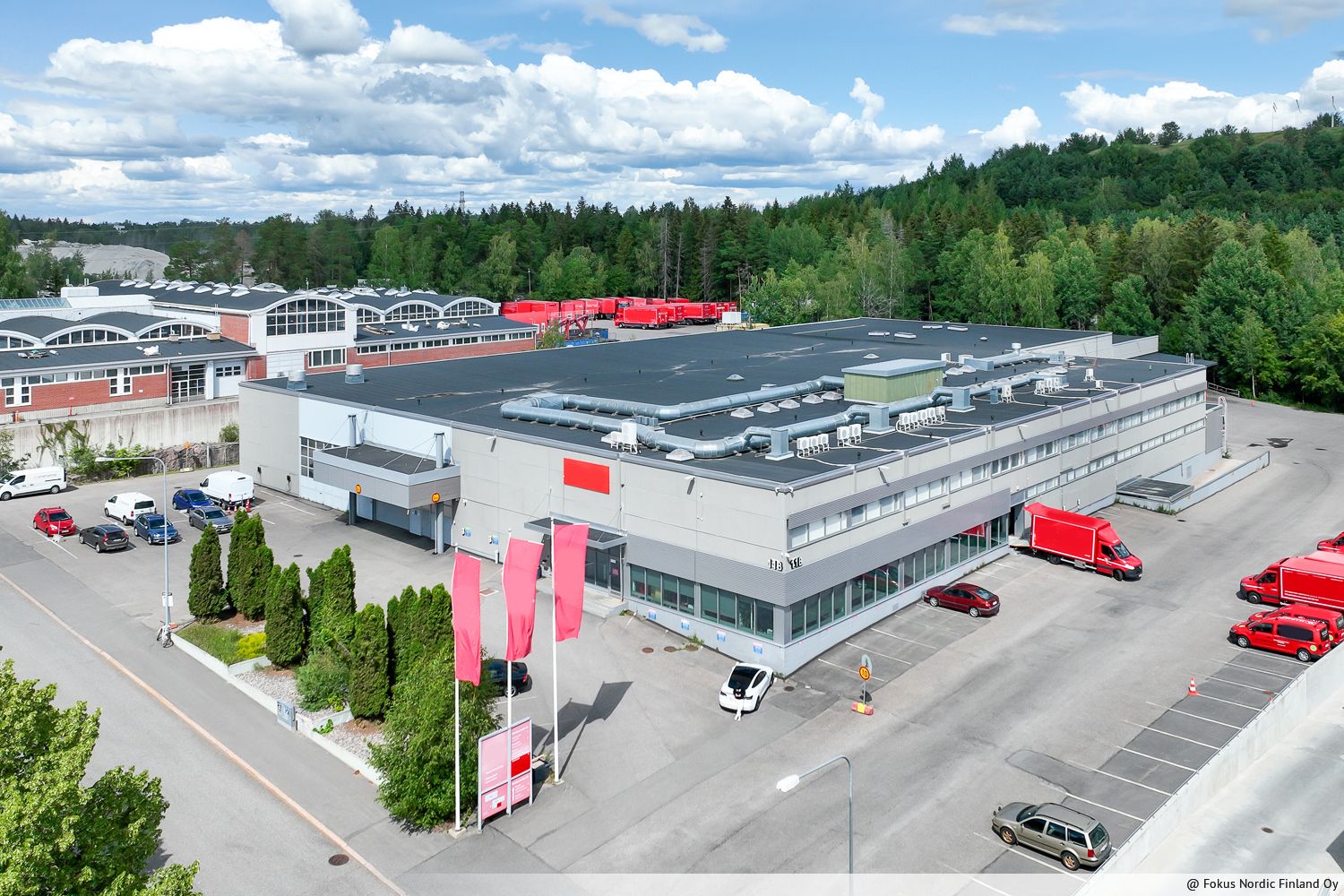 Vuokrattavana kellarikerroksen varasto- ja sosiaalitilat Helsingin Konalassa. Tilaan yhteys portaikon kautta. Kiinteist&ouml; sijaitsee Vihdintien varrella, nopeilla yhteyksill&auml; sek&auml; Keh&auml; I:lle ett&auml; Keh&auml; III:lle.