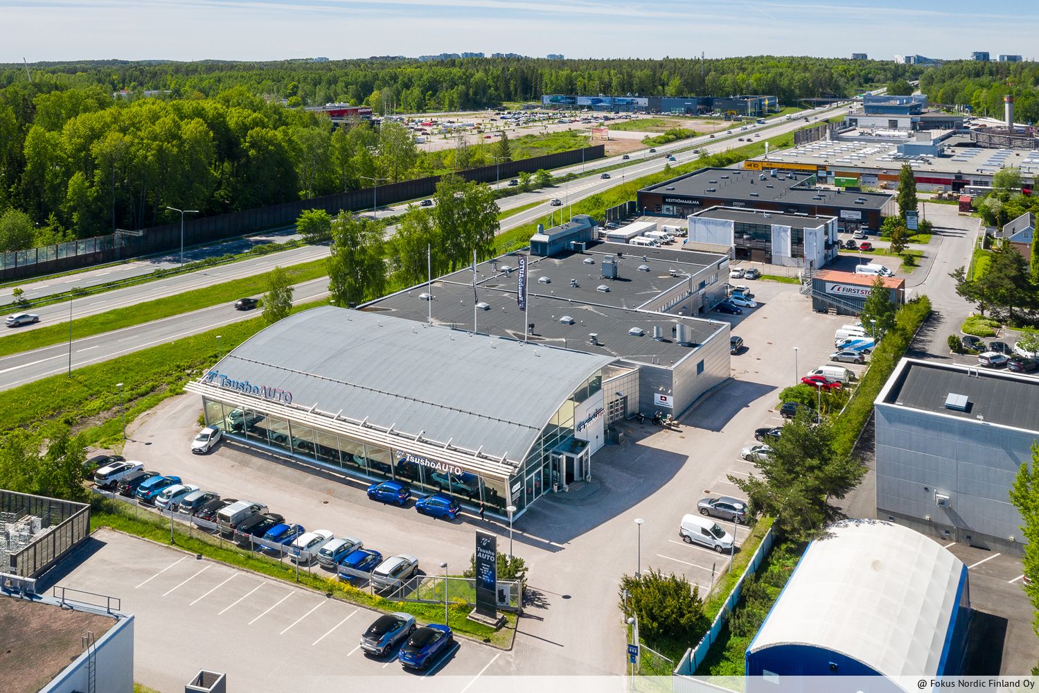 Vuokrattavana tuotanto-/ty&ouml;tilaksi tai esimerkiksi autohalliksi soveltuva toimitila. Martinkuja 6 sijaitsee Espoon Finnoossa, vilkkaalla kauppapaikalla. Tilan korkeus noin 1,9 metri&auml;. Kiinteist&ouml;n v&auml;lit&ouml;n l&auml;heisyys L&auml;nsiv&auml;yl&auml;&auml;n takaa loistavan saavute...