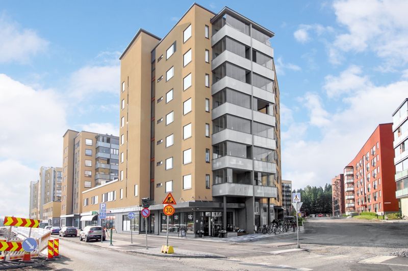 Vuokrattavana katutason liiketilaa erinomaisella sijainnilla asuintalon kivijalassa Kalevassa.