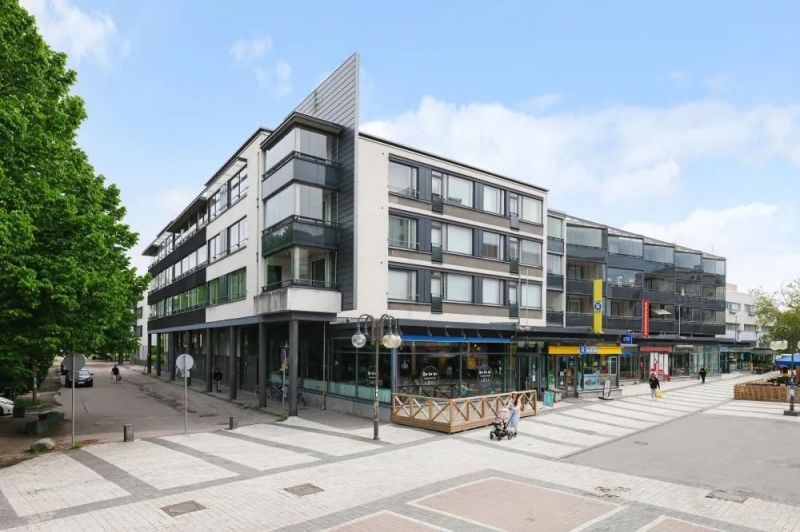 Katutason 108,5 m² liiketila asuinkiinteistön kivijalassa Tikkurilan keskustassa