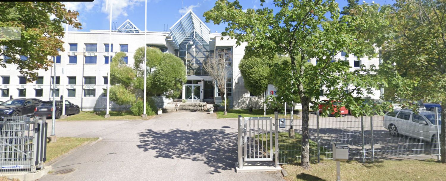 Edustava toimistokiinteistö omalla tontilla erinomaisten kulkuyhteyksien, mm. metro, varrelta. 