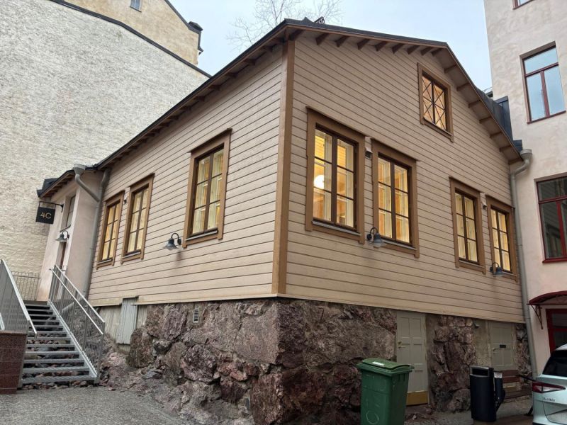 Tunnelmallinen 106 m² hirsitalotoimisto historiallisessa pihapiirissä – vanhaa charmia ja ainutlaatuista rauhaa Kampissa...