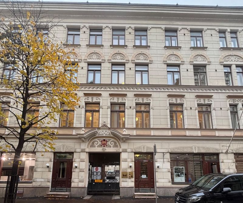 Historiallista arvokkuutta ja modernia mukavuutta – täysin uudistettu 119,5 m² toimistotila Höijerin suunnittelemassa ar...