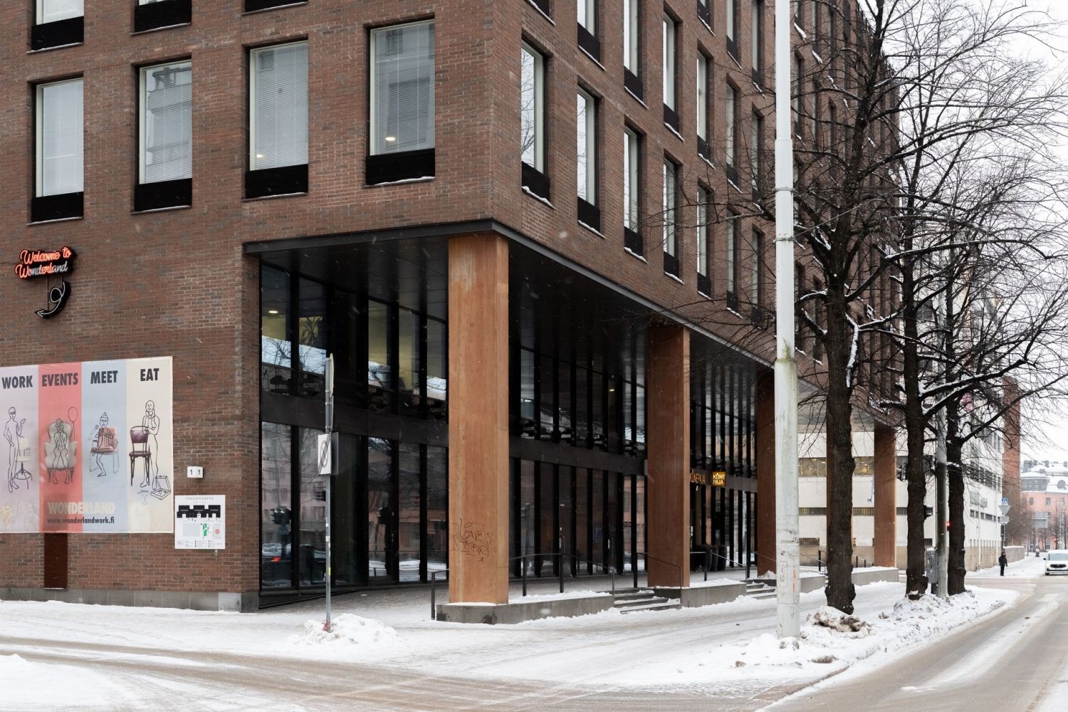 Tämä valoisa tila sijaitsee erinomaisella paikalla Aleksis Kiven kadun ja Sturenkadun kulmassa, jossa suuret mainosikkun...