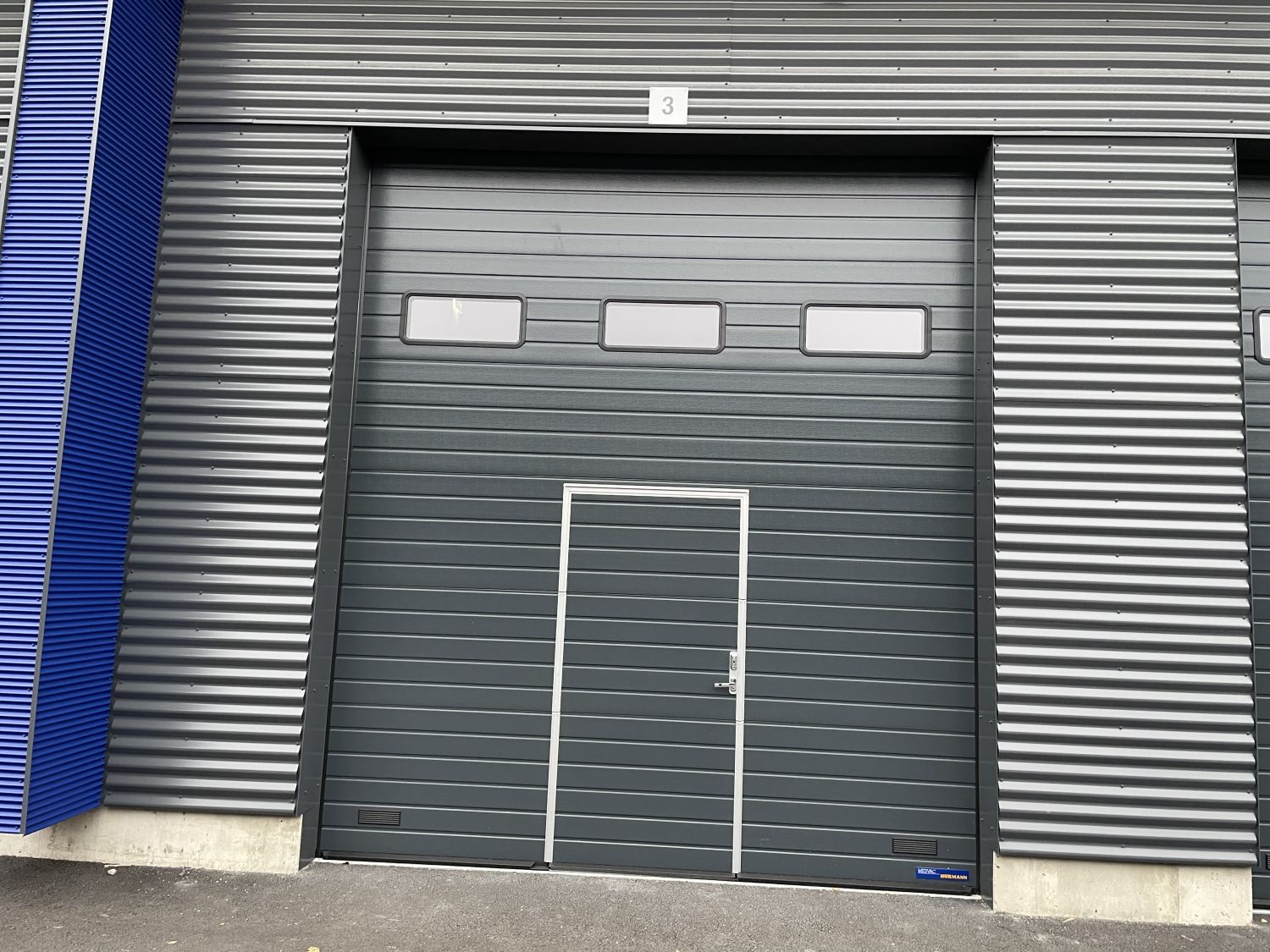 Sähköinen nosto-ovi ulkoa