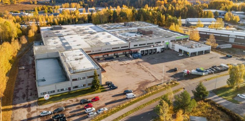 Vuokrataan varastokokonaisuus parviosuudella n. 8000 m2, varastossa on sosiaali- ja wc-tilat ja mahdollisuus vuokrata my...