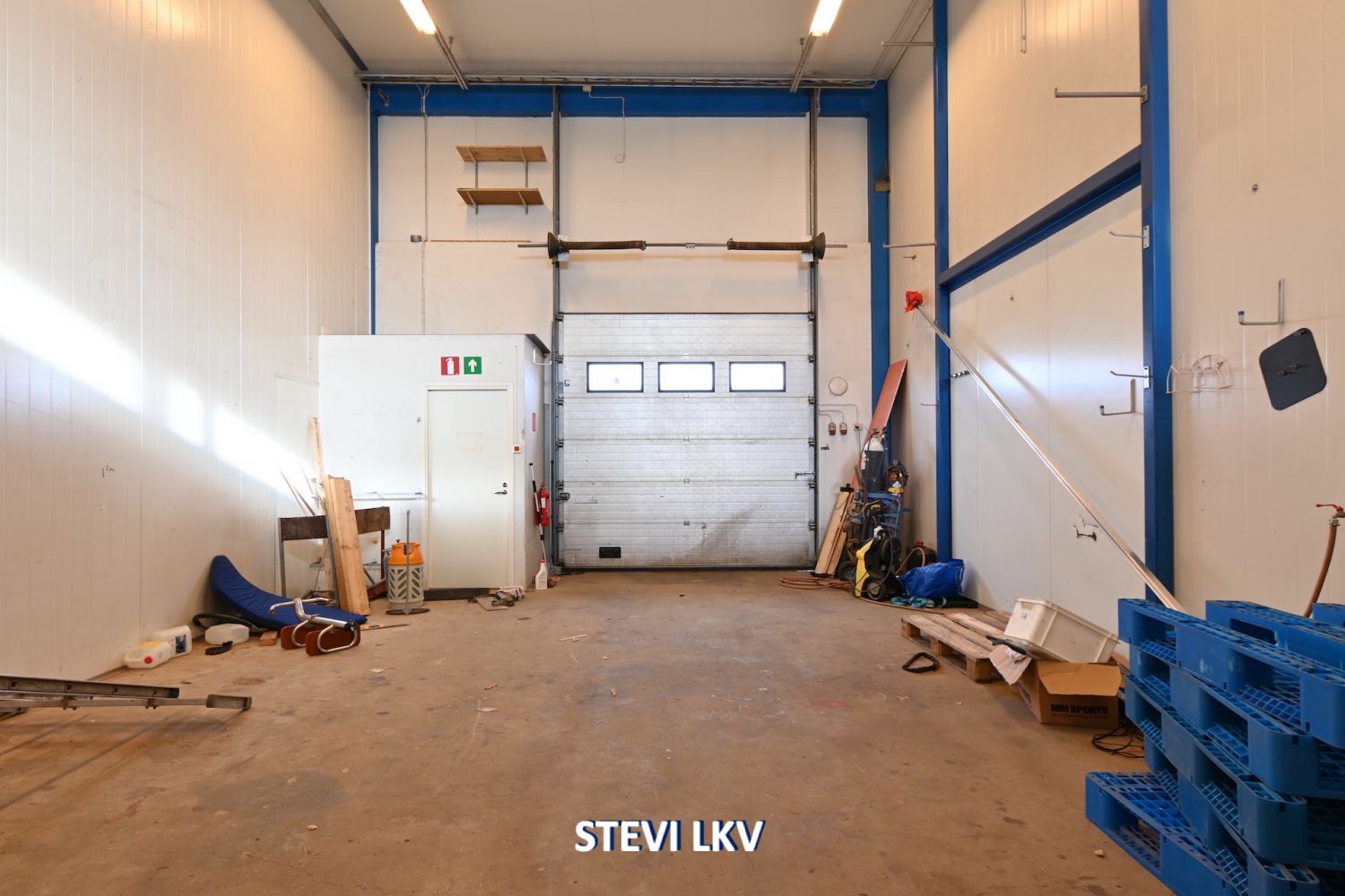 Halli 84,5m2 + toimisto 18m2 *Heti vapaana *Nosto-ovi *Asfaltoitu piha