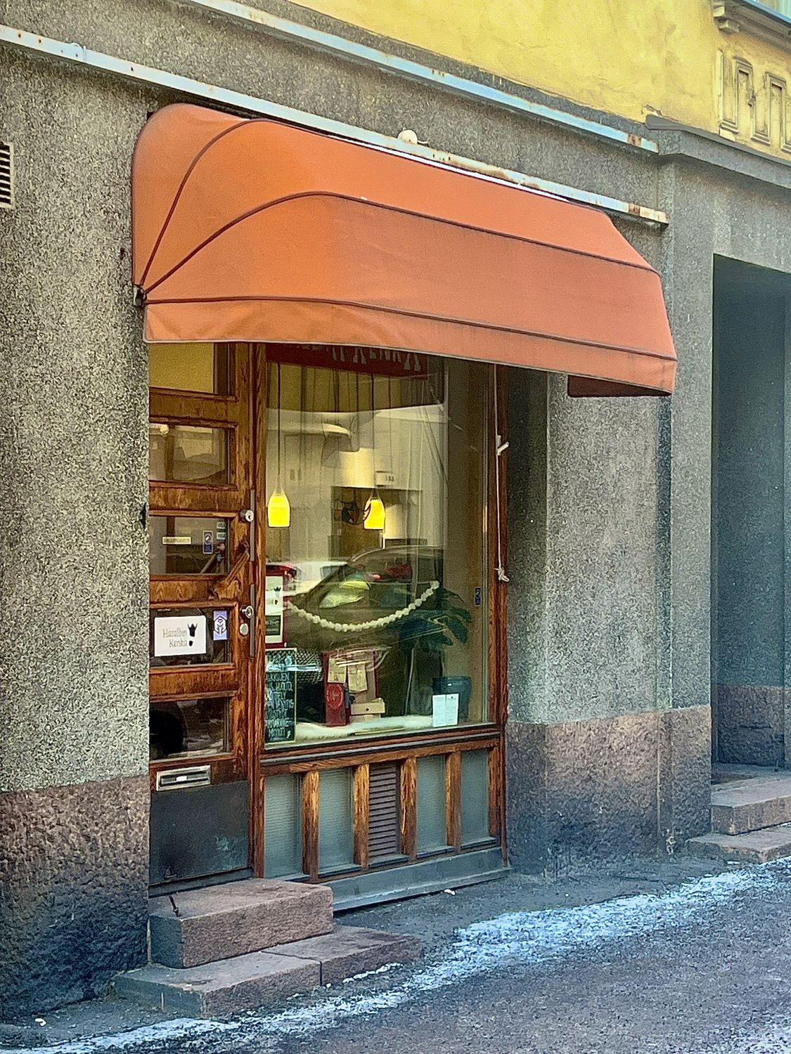 Vuokrataan liiketila kivijalassa Punavuoren sydämessä. Avotila jossa wc sekä takatilassa pieni keittiö. Ei vuokrata ravi...