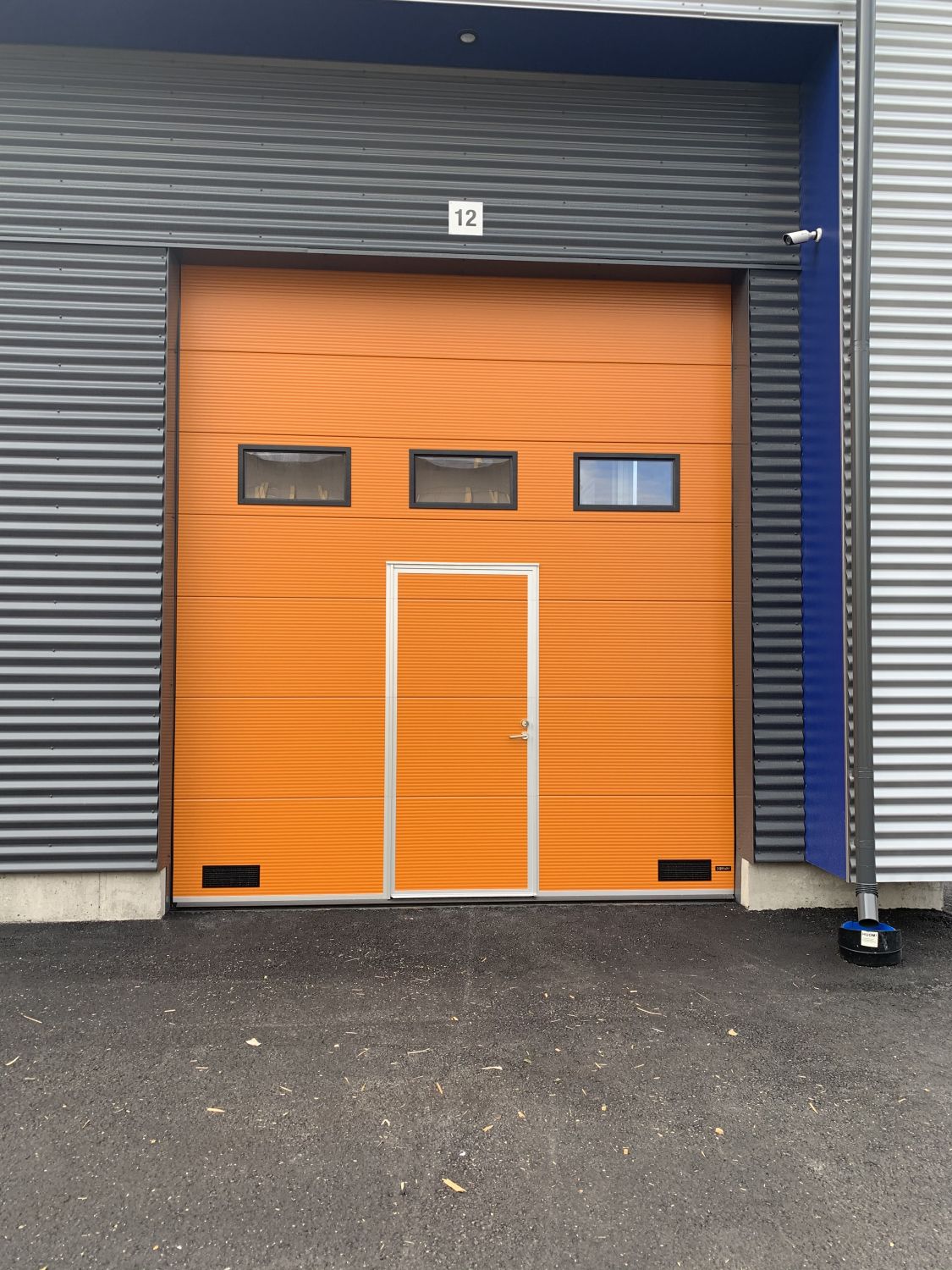 Sähköinen nosto-ovi ulkoa