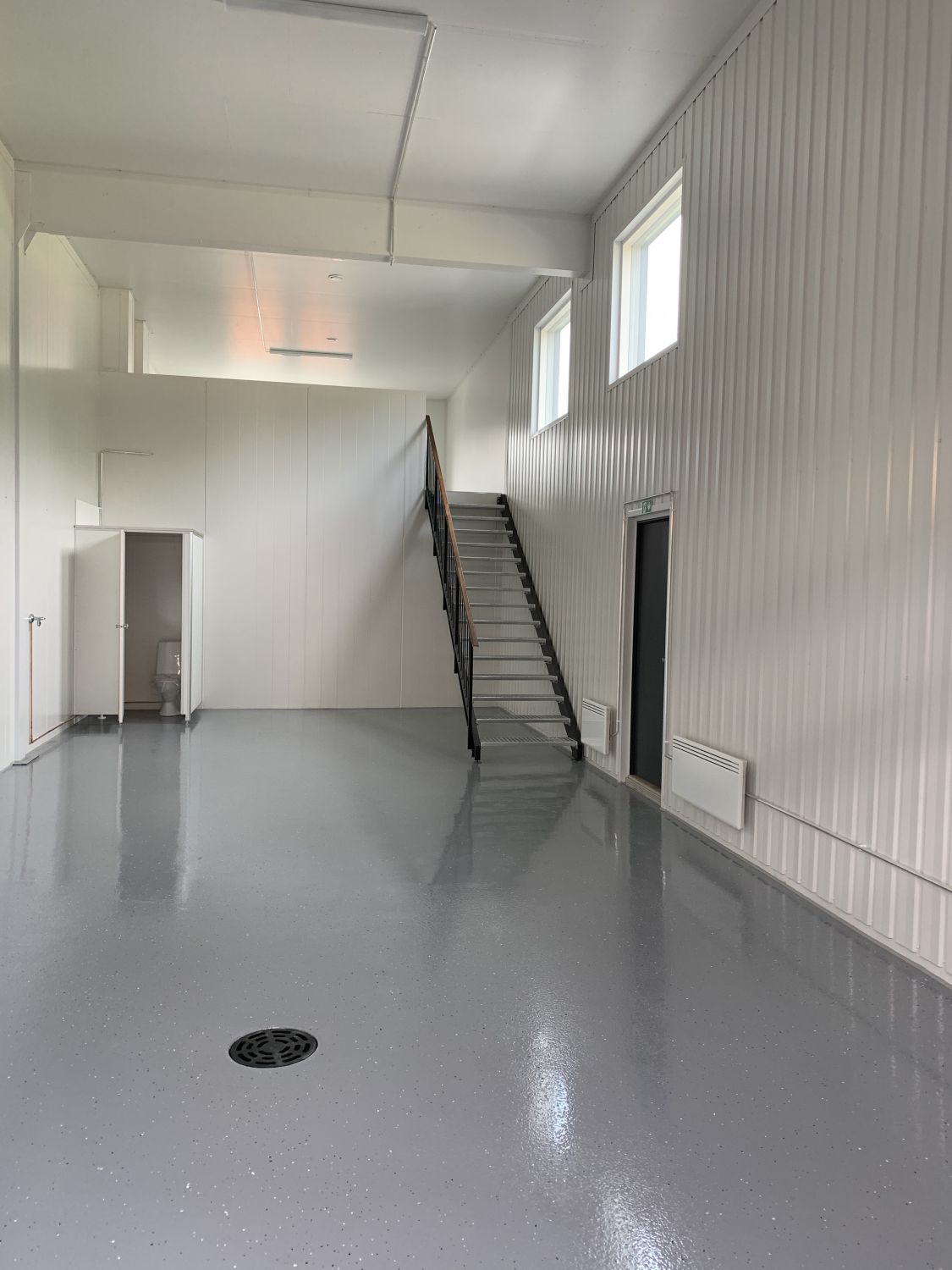 Keimolan Talliosakkeelta monikäyttöinen kulmavarasto, autotalli, harraste-, toimitila 12. Tilassa jo valmiina parvi, min...