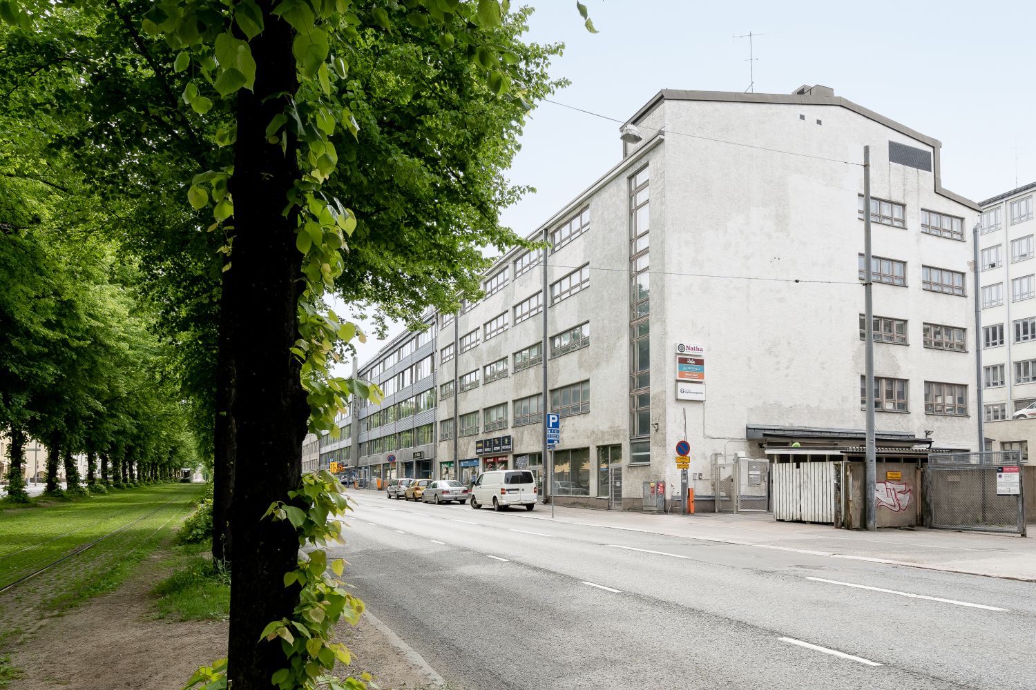 Siistiä liiketilaa erittäin isoilla näyteikkunoilla vilkkaan kadun varrella. Tila koostuu etuoasta ja siististä takaosas...