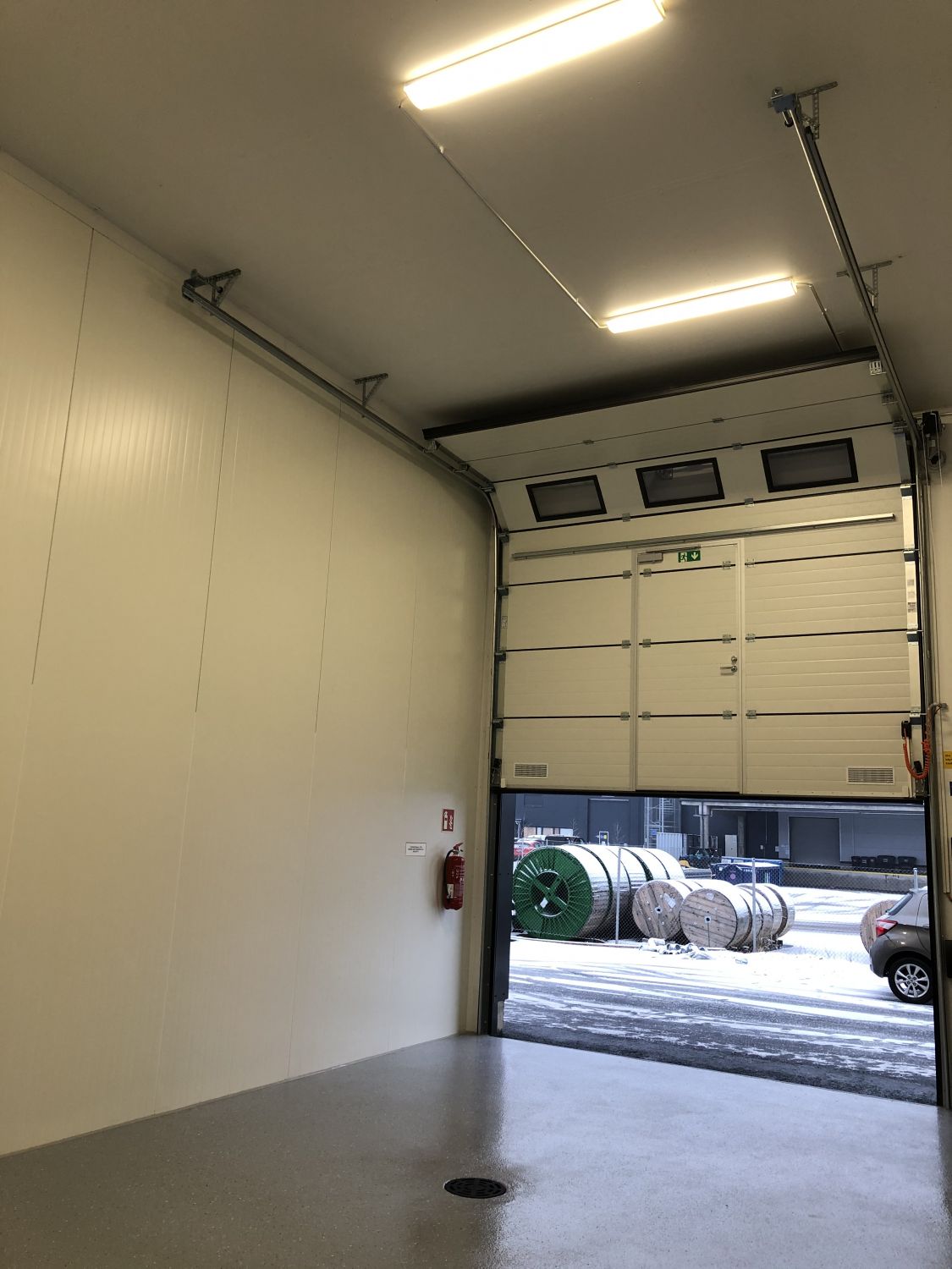 Tilakuva sisältä ulospäin