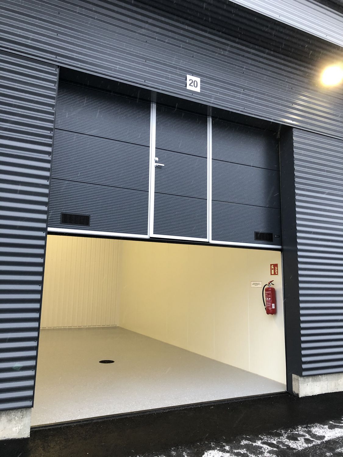 Sähköinen nosto-ovi ulkoa