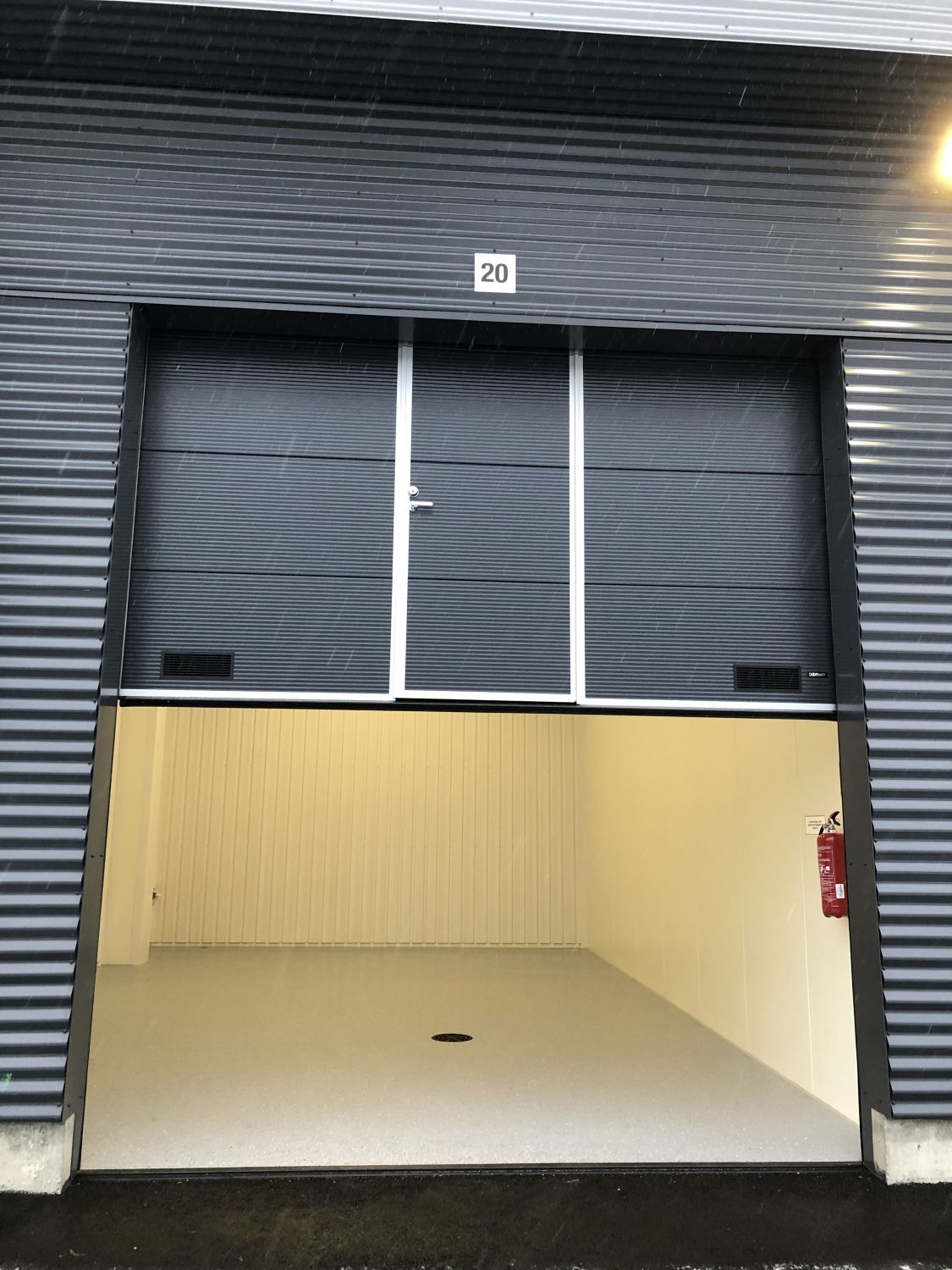 Tilakuva ulkoa sisälle päin