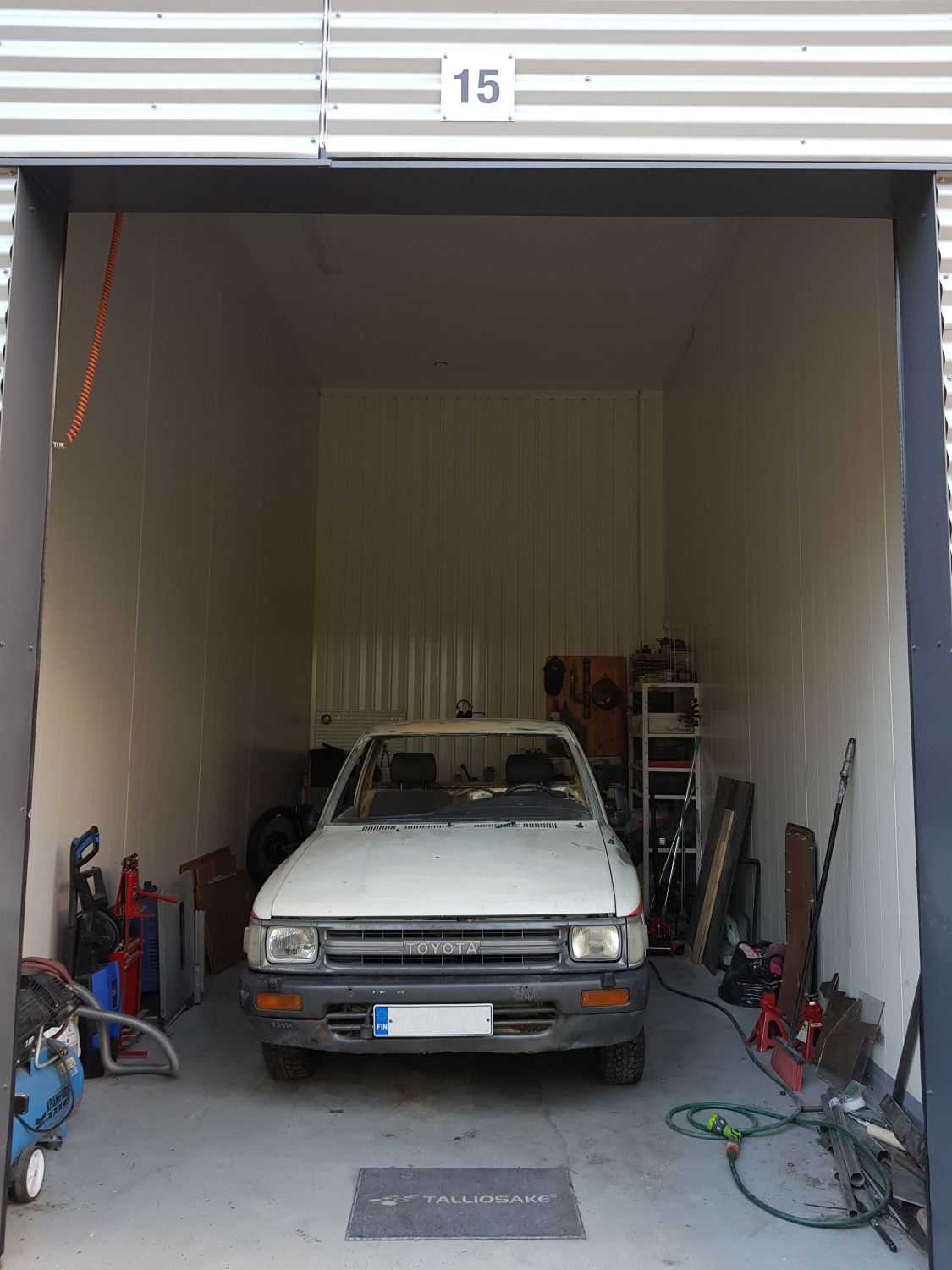 Tilakuva ulkoa sisälle päin