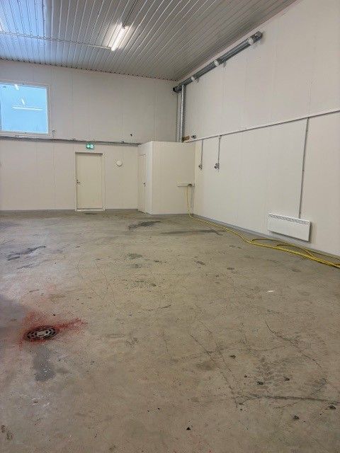 Kohde soveltuu varasto-, tuotanto- ja  harrastetilaksi. Halliin sisäänkäynnin yhteyteen on rakennettu 