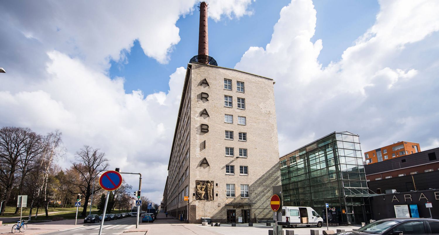 Vuokrattavana 4. kerroksen valoisa 1940 m2 toimistotila. Sisäänkäynti toimistoon galleriakäytävältä

    Arabia 135 -teh...