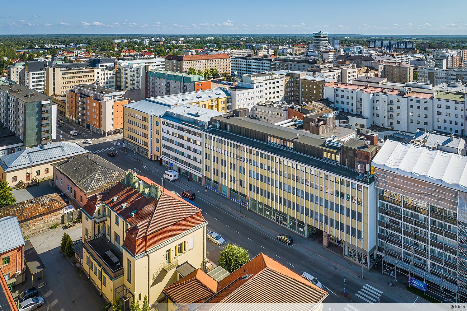 Vuokrataan moderni ja siisti toimistotila Porin keskustan palveluiden vieress&auml;. T&auml;m&auml; valoisa ja muuttovalmis toimitila tarjoaa avotilaa, vet&auml;ytymistiloja ja ison neuvottelutilan. Tilassa lis&auml;ksi tilava taukokeitti&ouml;. Kiinteist&ouml;n sis&auml;pihalla autopaikkoja.