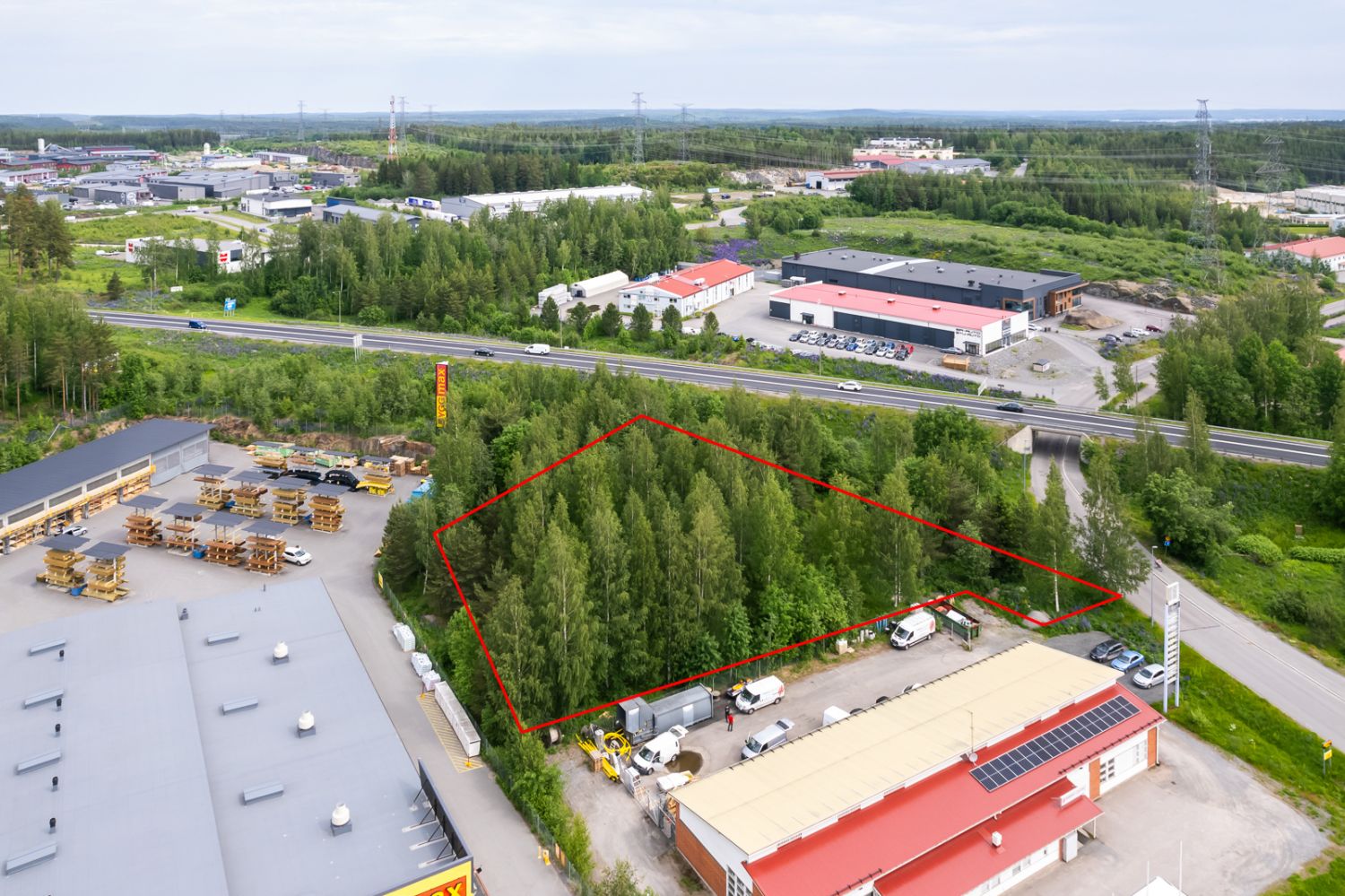 Myydään liiketontti huippupaikalta Kangasalan Lentolasta!Tarjolla erinomainen liiketontti kauppakaava-alueelta, aivan Kangasalan vilkkaimman kaupallisen keskuksen ytimessä. Alue kehittyy parhaillaan voimakkaasti – naapurustossa sijaitsevat jo Prisma-keskus, sekä mm. Byggmax, McDonald’s ja Biltema ...