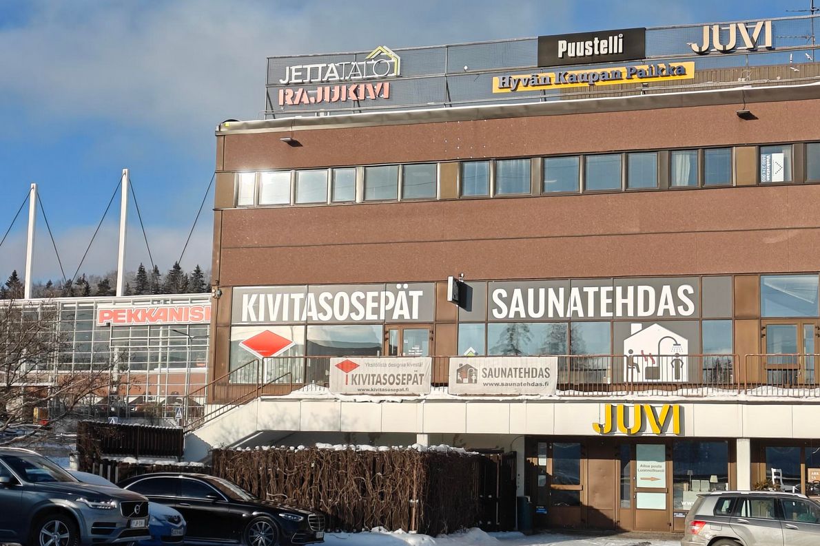 Myydään vuokrattu liiketila erinomaiselta ja näkyvältä paikalta Petikosta, suora näkymä Kehä III:lle. Liiketilan koko 208 m2, wc, minikeittiö ja suihku. Liiketilan kunto on hyvä ja tila on vuokrattu. Lisätiedot: Mika / 045 261 6555Kohteella ei ole energiatodistusta tai sitä ei ole saatavilla....