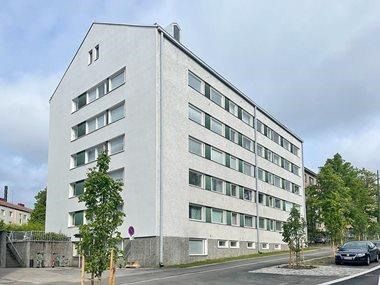 Keskeisellä paikalla Puistokadun varrella katutason varastotila. Kauttaaltaan siistikuntoinen tila, jossa on maalattu be...