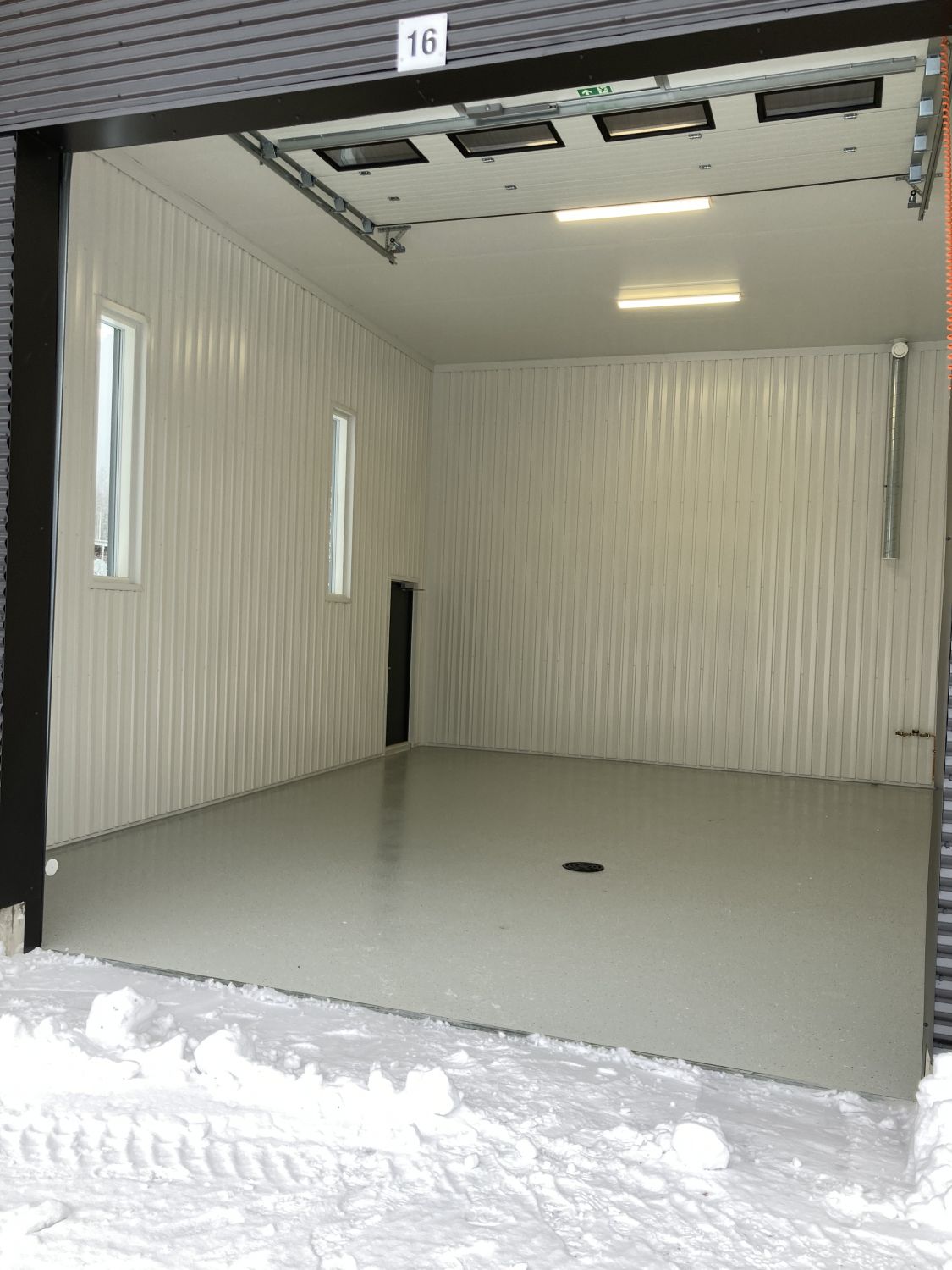 Suositulta Appiukon Talliosakkeelta monikäyttöinen, ikkunallinen, valoisa tilava ja leveä kulmavarasto, autotalli, harra...