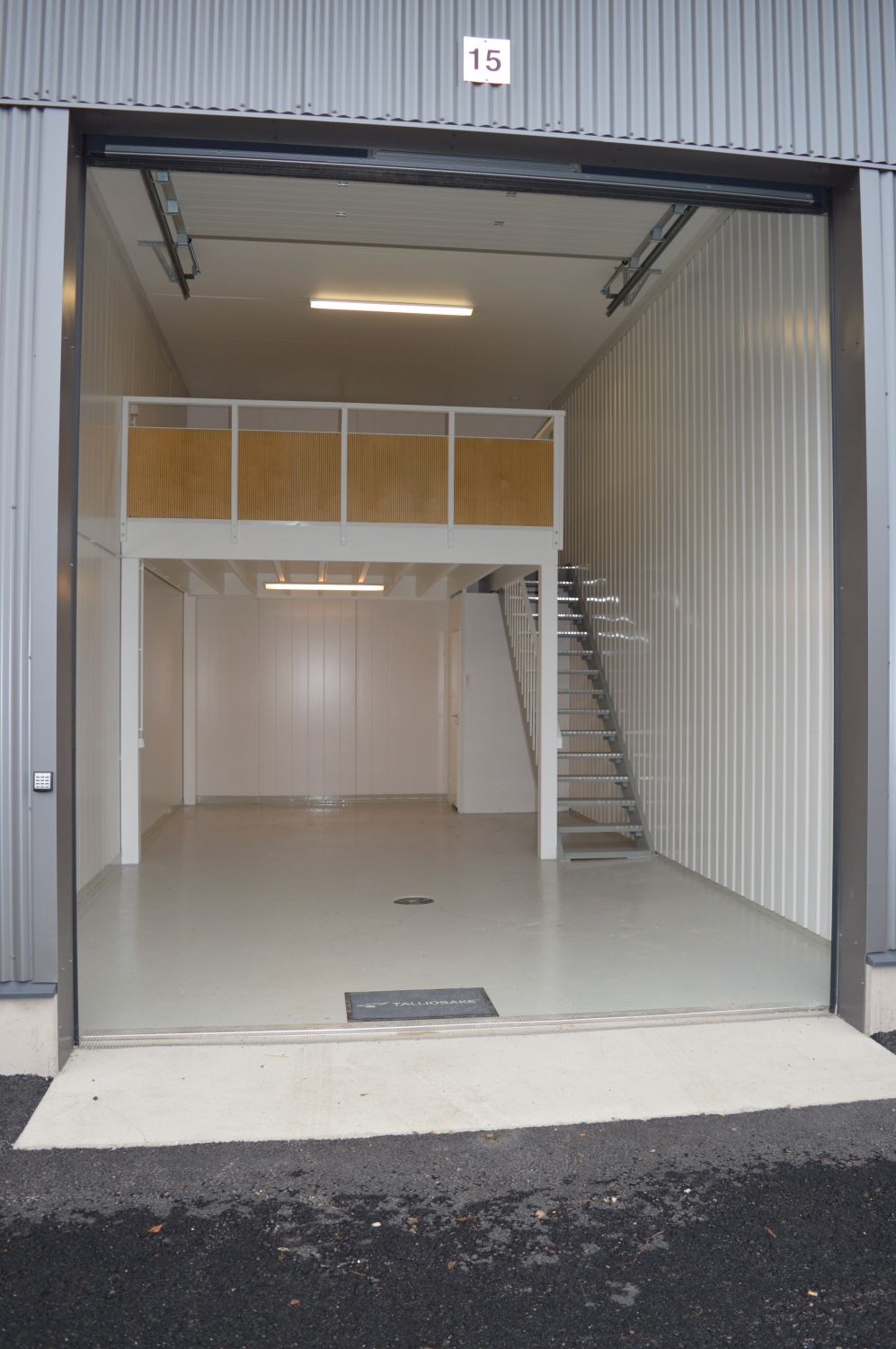 Suositulta Pirkkalan Talliosakkeelta monikäyttöinen varasto, autotalli, harraste-, toimitila 15. Tilassa jo valmiina var...