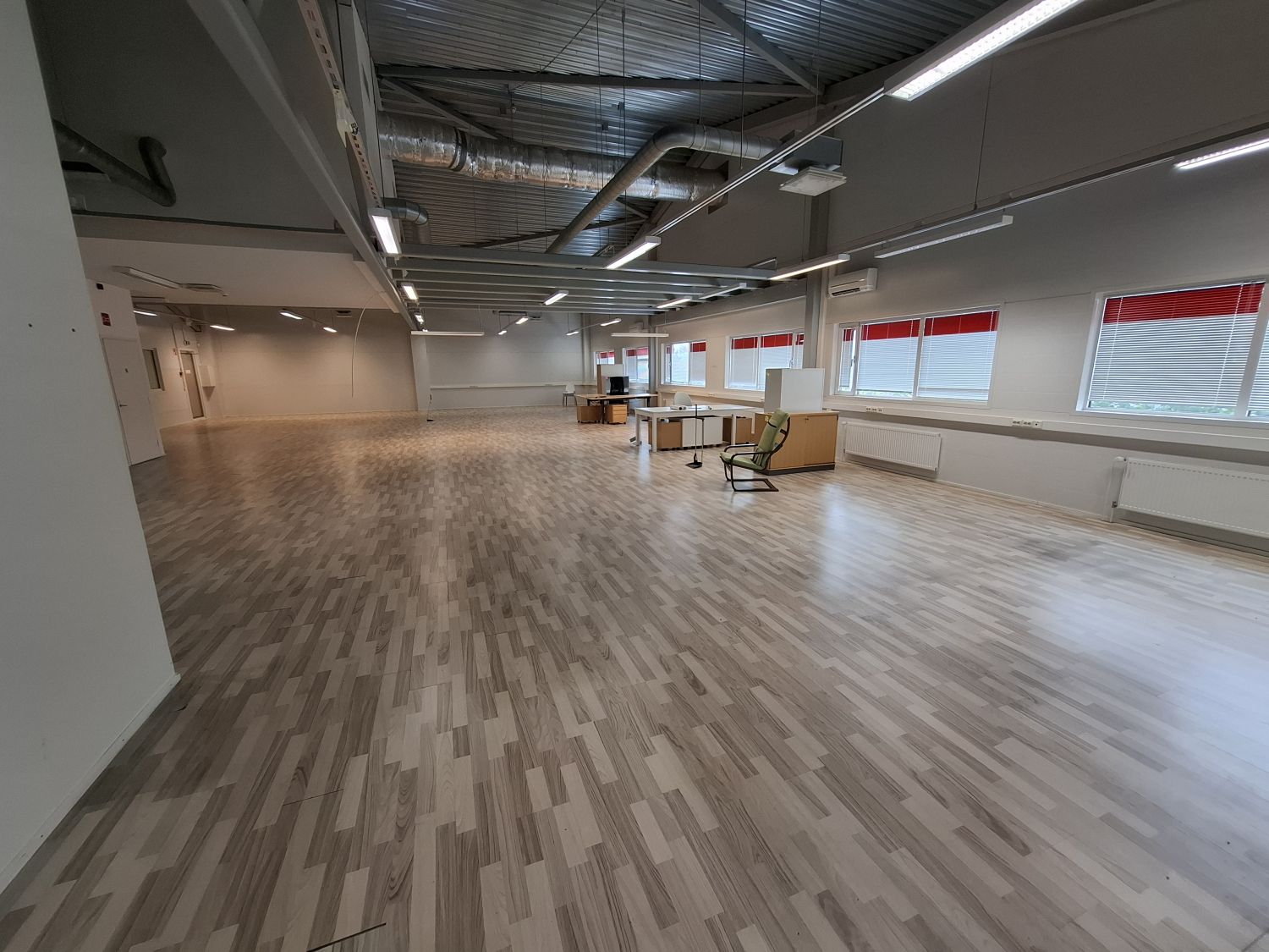 Kohteessa toimistotilat ja tuotanto-/varastointitilaa.