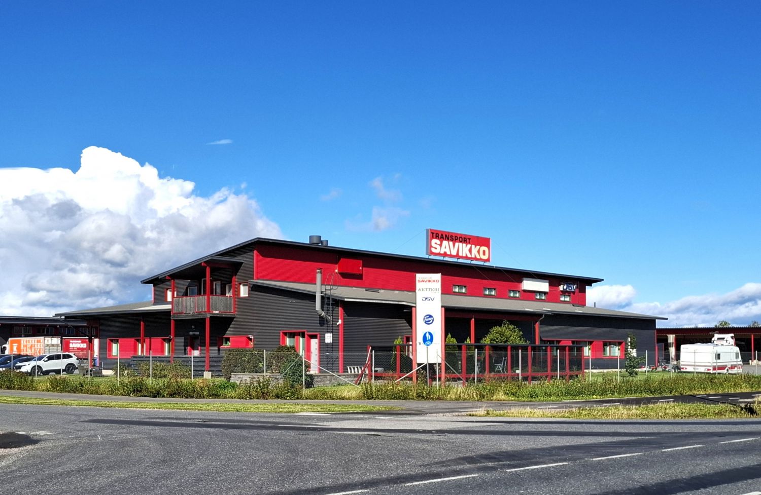 Vuokrataan Kempeleen Riihivainiolta upeaa toimistotilaa loistavalta sijainnilta!Toimistotilat sijaitsevat lähellä moottoritietä Savikon kiinteistössä talon toisessa kerroksessa. Toisen kerroksen tiloihin on käynti pääovesta sekä lisäksi oma sisäänkäynti talon päädyssä parvekkeen kautta.Tilat ova...