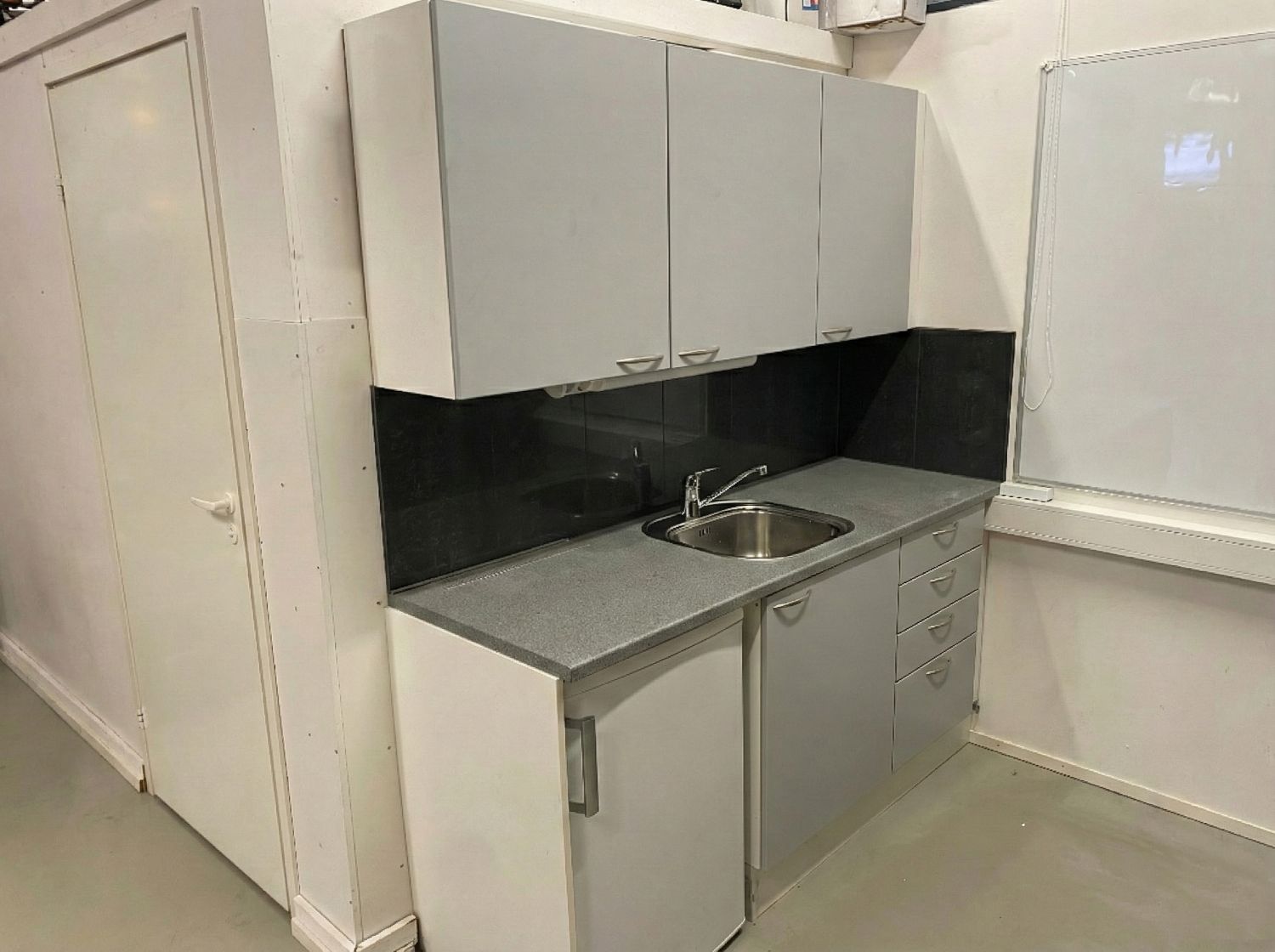 Varaston minikeittiö