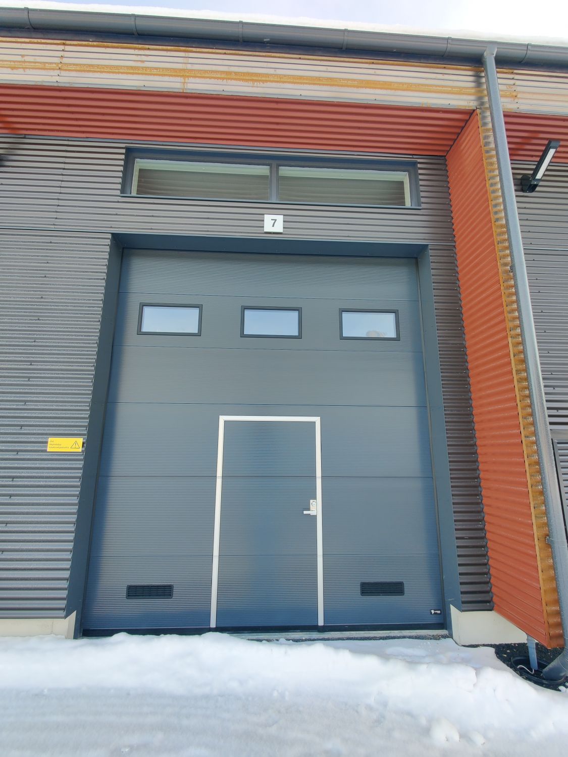 Sähköinen nosto-ovi ulkoa