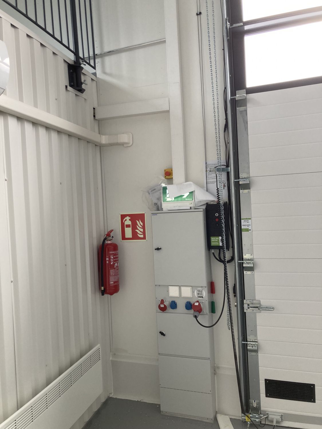 Sähköinen nosto-ovi