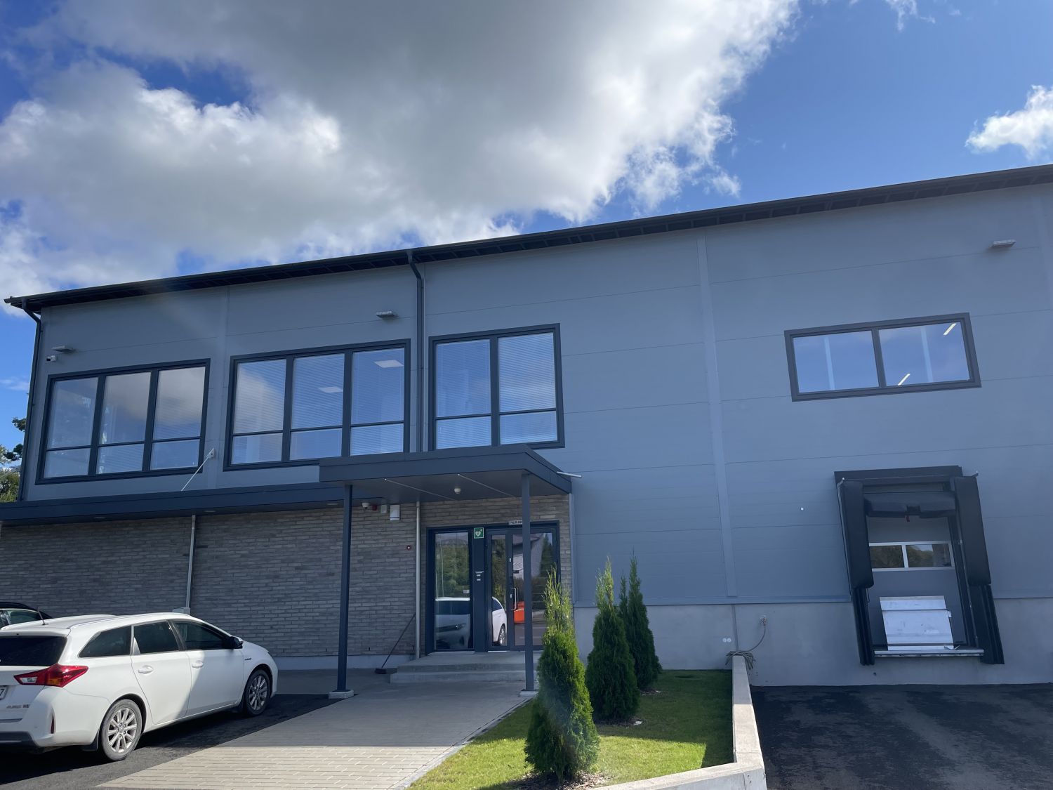 Myydään erinomaisessa kunnossa oleva toimisto- ja varastorakennus, pinta-ala 1.285 m2. Erinomainen sijainti Raumalla, lähellä 8-tietä. Kohde sijoittuu Susivuoren alueella näkyvälle paikalle Isometsäntien varrelle.Ensimmäisessä kerroksessa sijaitsee korkean varastotilan lisäksi kylmiö- ja pakkastil...