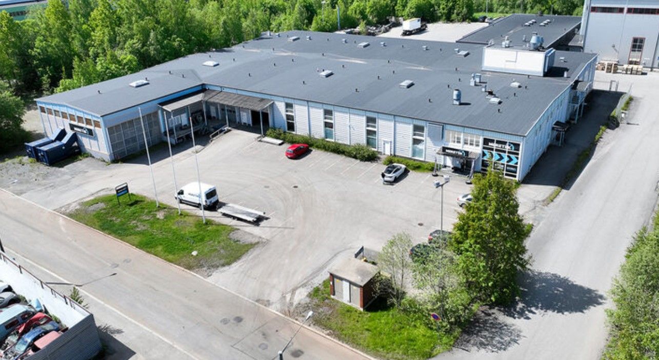 Tämä monikäyttöinen tila tarjoaa erinomaiset puitteet niin varastointiin kuin tuotantotoimintaan, esimerkiksi elektronii...