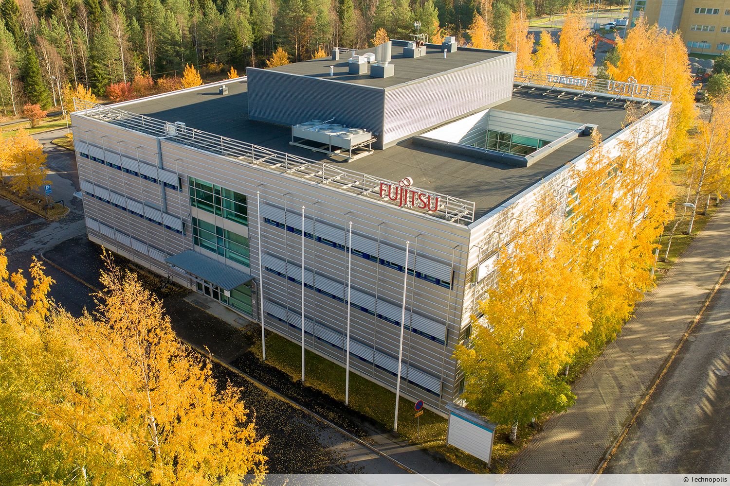 Technopolis Linnanmaan Elektroniikkatieltä vuokrattavissa 3. kerroksen valoisa, muuttovalmis tila. Toimitila kokonaisuus muodostuu useista toimisto- ja työhuoneista, joita yhdistää keskeinen tilava keittiö- /lounge-alue. Tilassa on sekä suurempia avotoimisto-/toimistotiloja että useita pienempiä huo...
