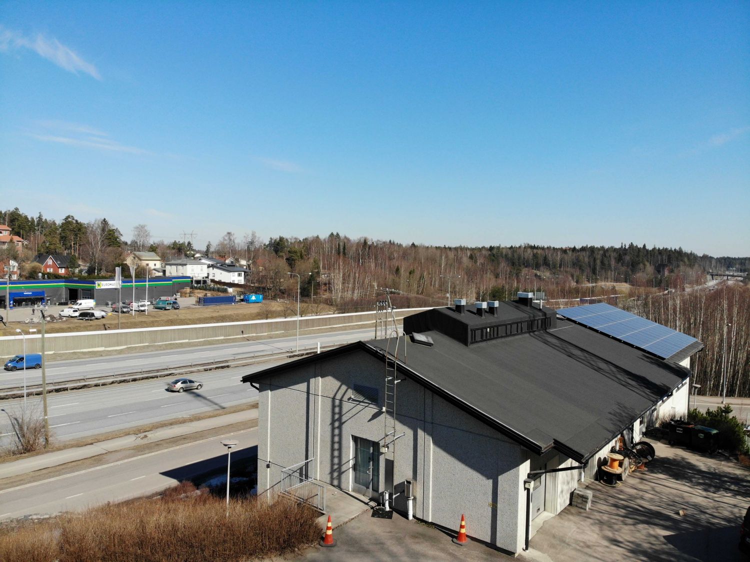 Myydään Espoon Lommilasta, hyväkuntoinen, vuonna 1988 rakennettu, kaksi kerroksinen betonirakenteinen myymälä-/toimistor...