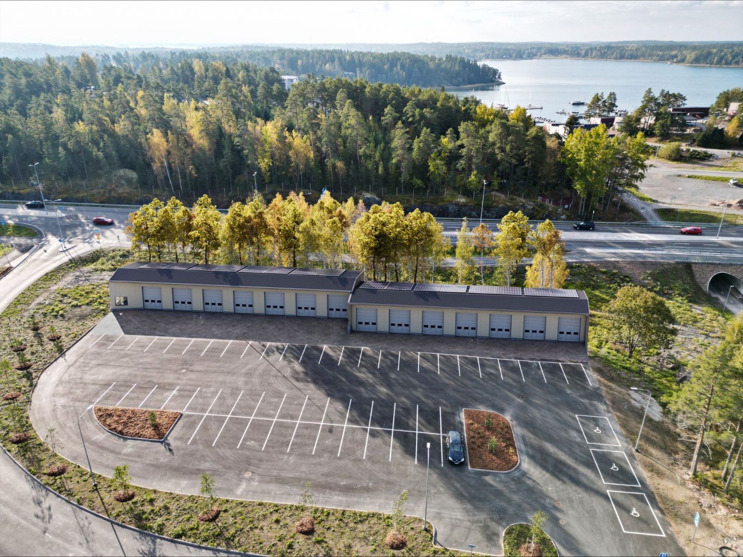 Uusi laadukas halliosakeyhtiö, erinomainen sijainti Rymättyläntien varressa, rajautuu Kultaranta Resortin alueeseen. Uusi Green Village alue (virallinen osoite Väylätie 4). Toimiva, näyttävä arkkitehtoorinen kokonaisuus. 50 m² - mh 46.200 €, lo 45.800 € = 92.000 €82 m² - mh 73.888 €, lo 75.112 € ...